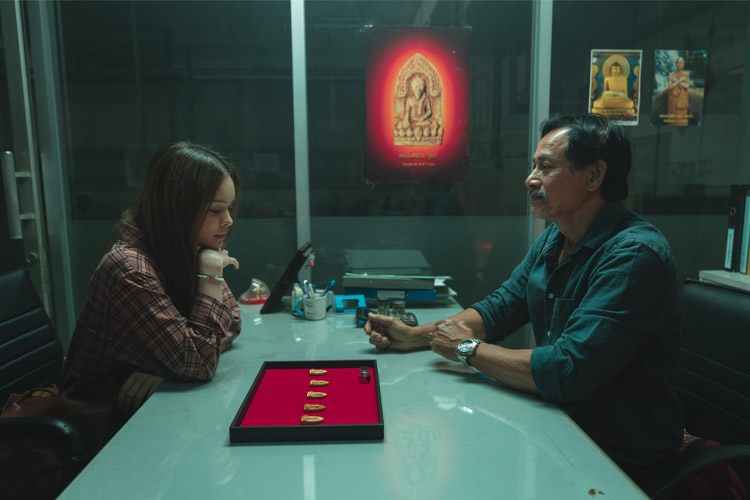Peach Pachara Chirathivat como Game em The Believers, temporada 1, drama tailandês, Netflix