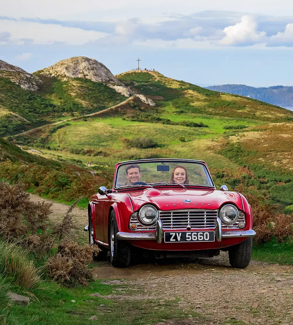 Lindsay Lohan e Ed Speelers em carro vermelho em desejo irlandês